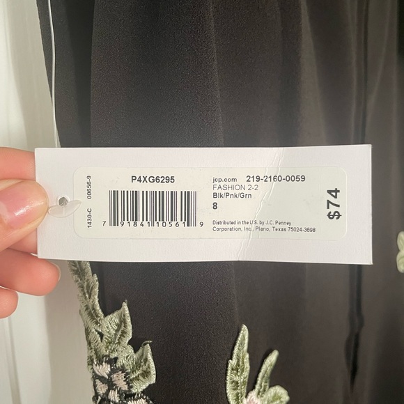 Black dress with pink roses embroidered - Picture 3 of 3